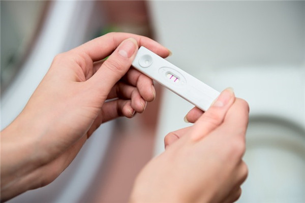 超高龄妇女怀孕的风险是什么？美国的做供卵试管代生费用有哪些选择？